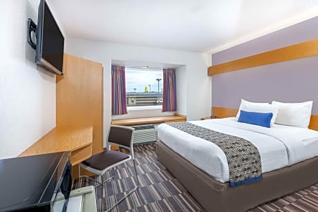 1 Queen Bed Non-Smoking