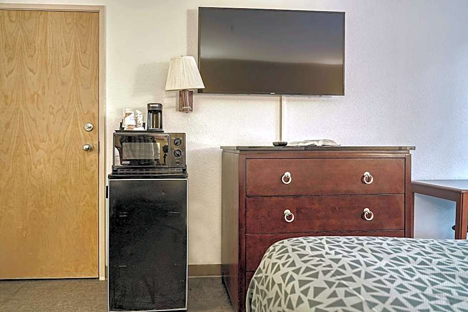 Econo Lodge Raleigh near Walnut Creek Amphitheatre