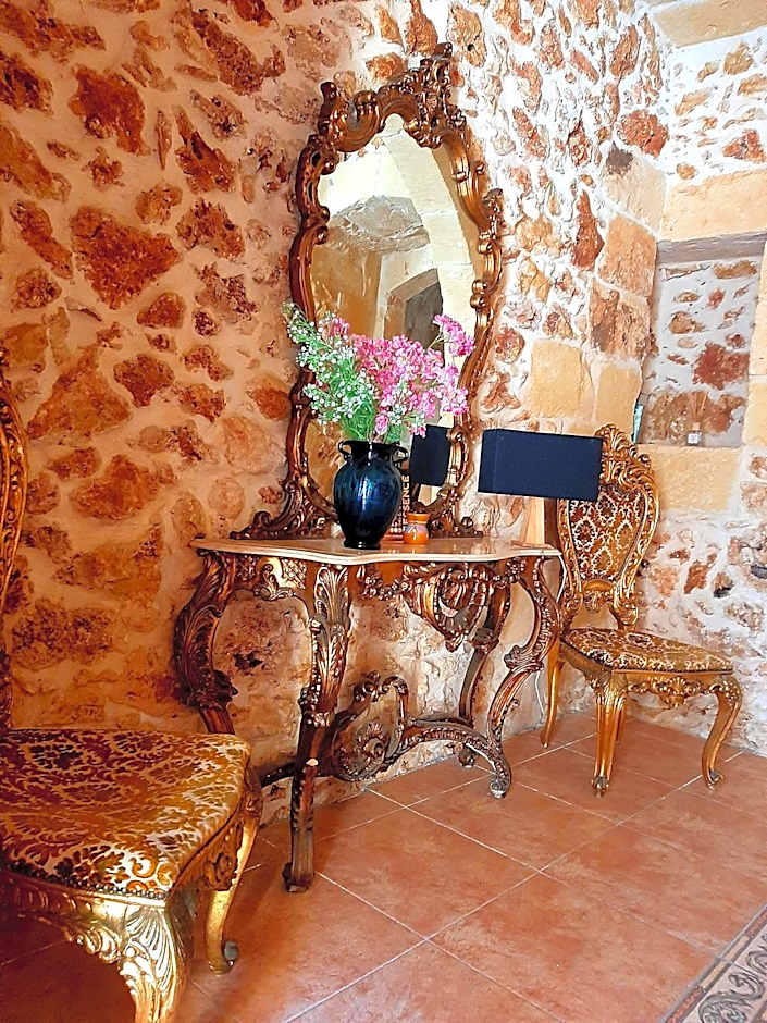 The LYNDEE HOUSE