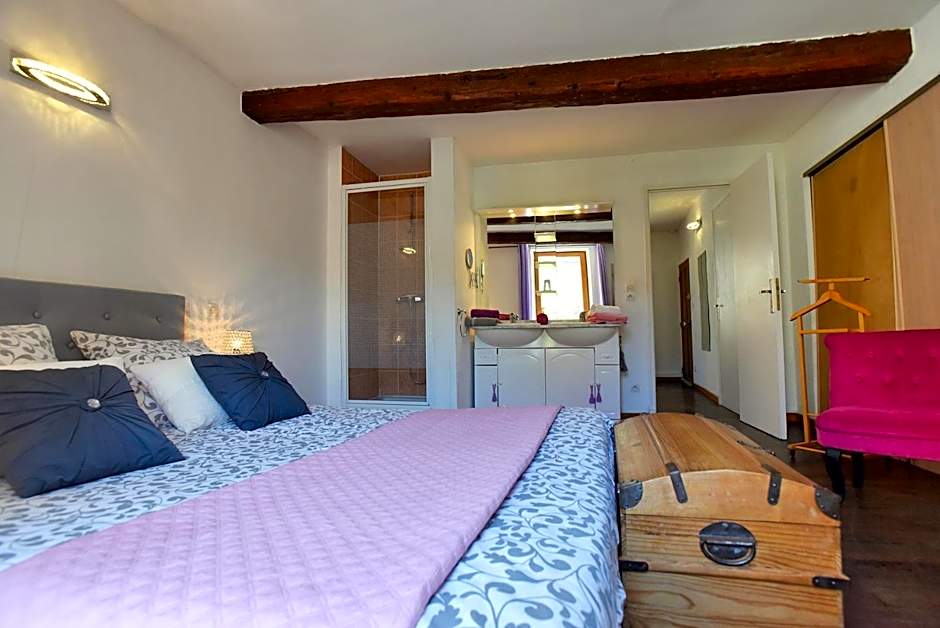 L'AMARILYS chambre d'hôte au coeur du village, terrasse avec vue sur le château