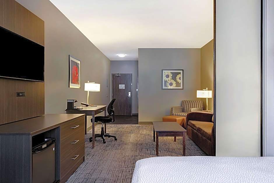 Days Inn & Suites by Wyndham Warman