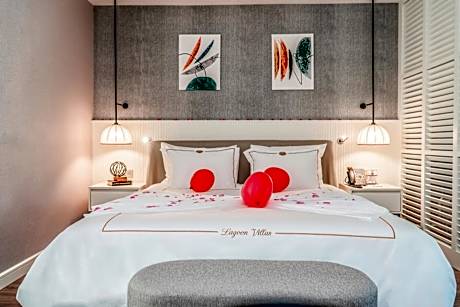 Villa with Garden View