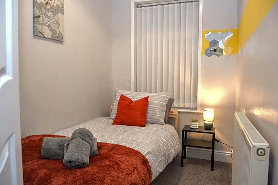 Salisbury - New 3br home, wifi, parking, sleeps 6, near Liverpool city centre