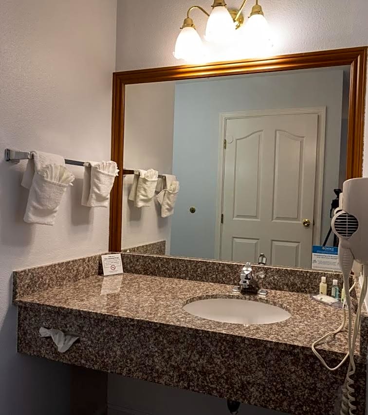 Quality Inn & Suites Tulare