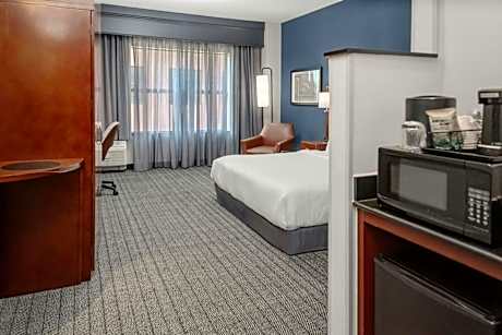 Studio with King Bed, Bathtub and Sofa Bed - Mobility Access/Hearing Accessible