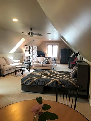 Deluxe Studio 1 Queen Bed
