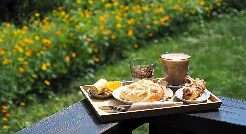 Tanigawa Valley Lodge & Coffee Roastery