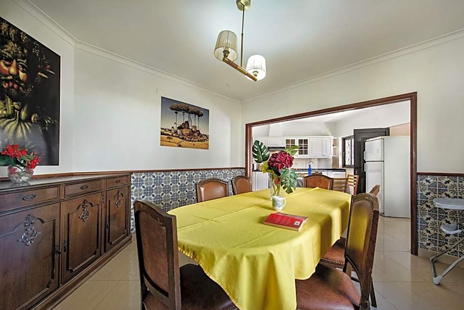 Residential cul-de-sac walking distance to centre, private pool, free AC wifi