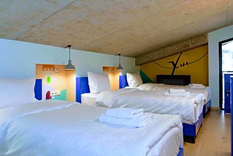 Single Bed in Mixed Dormitory Room