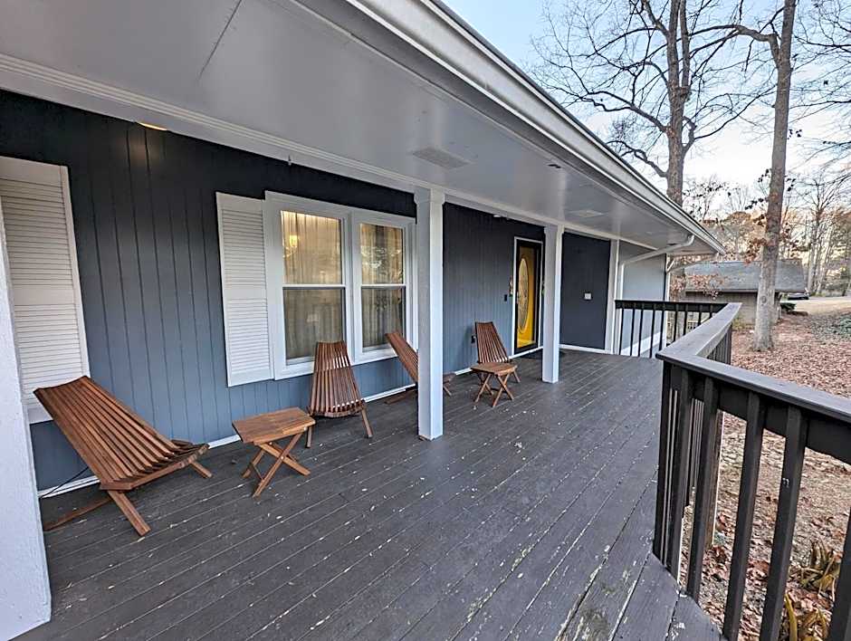 Modern Luxe Family & Groups Friendly Bungalow with Patio & Workspace