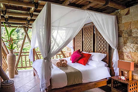 Harmony Tree House with Mountain View