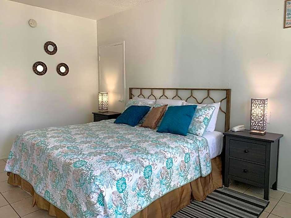 Photo 1 of 6 of 1 King Bed, Pool View