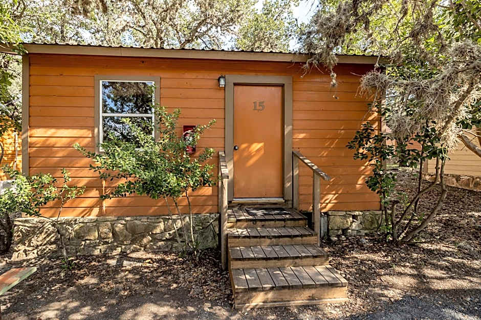 The Historic Leakey Inn