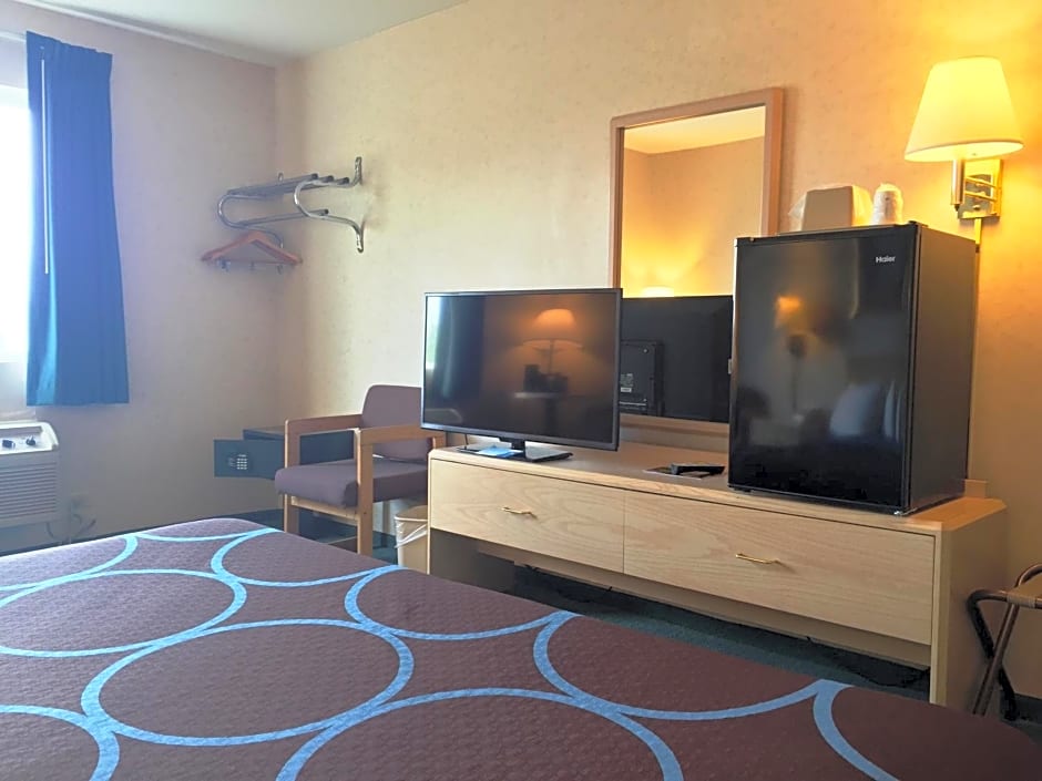 Super 8 by Wyndham Canandaigua
