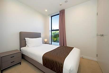 Deluxe Three Bedroom Suite with Free Secured Parking