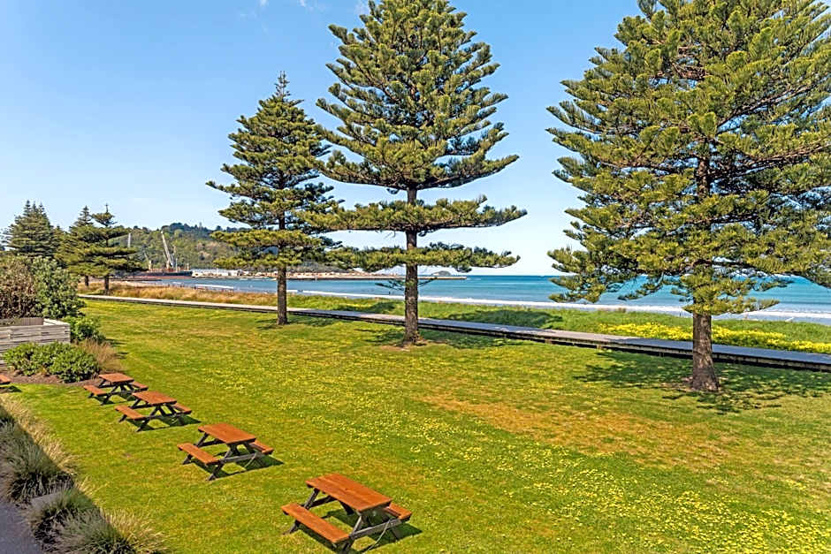 Whispering Sands Beachfront Motel