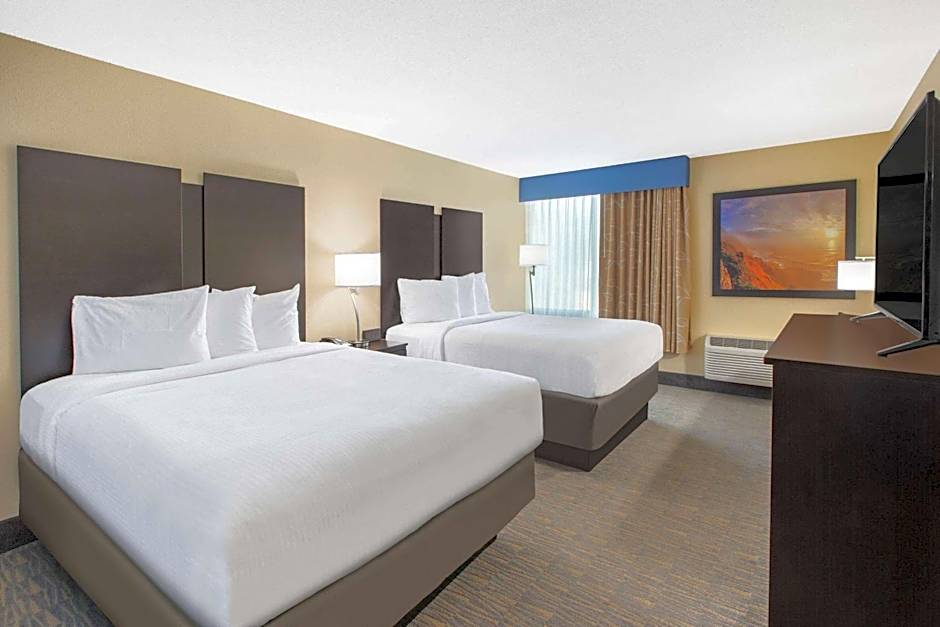 Days Inn & Suites by Wyndham Grand Rapids Near Downtown