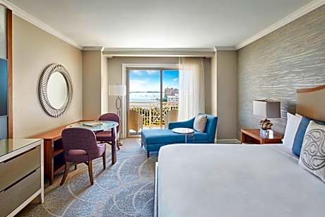 King Room with Balcony and Marina View - Hearing Accessible