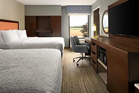 2 Queen Beds With Microwave And Fridge Nosmok