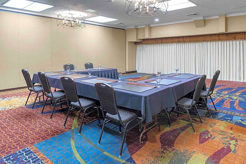 Embassy Suites by Hilton Kansas City Plaza