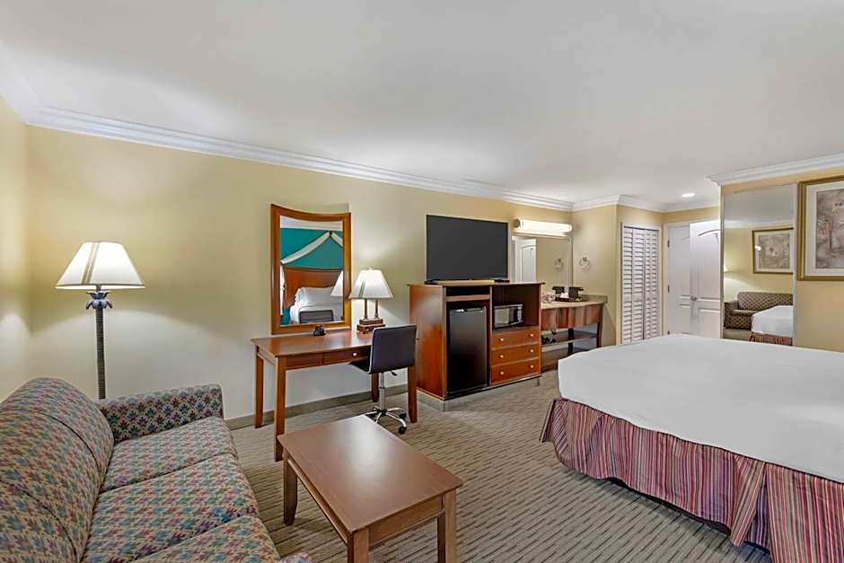 Best Western Harbour Inn & Suites Huntington - Sunset Beach