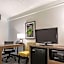 La Quinta Inn & Suites by Wyndham Alexandria Airport