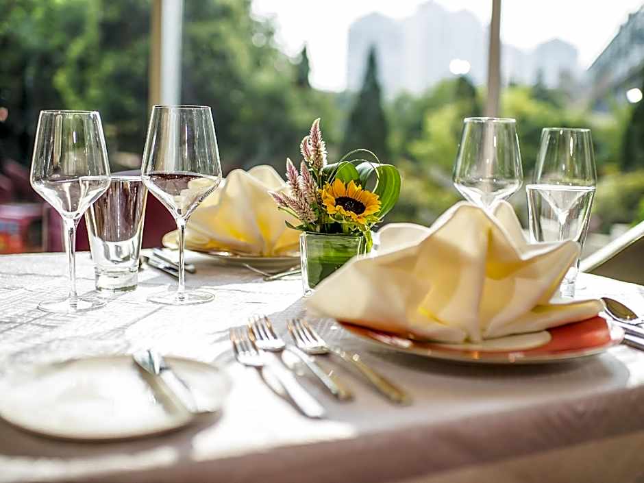 Pullman Linyi Lushang Hotel