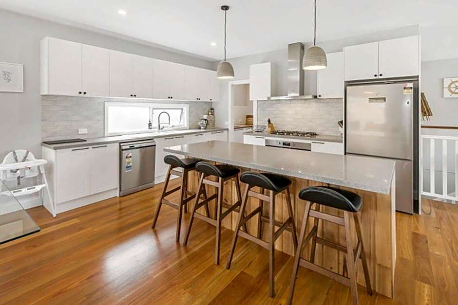 HALE KUPA Rye Beach House Spa Table Tennis