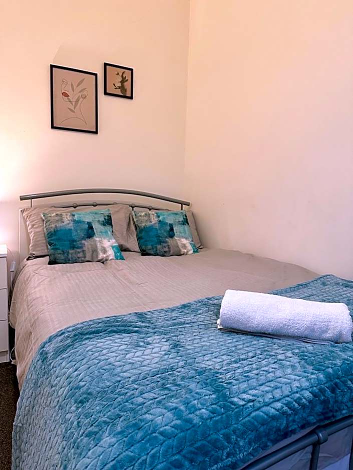 Lovely Town house Room 1