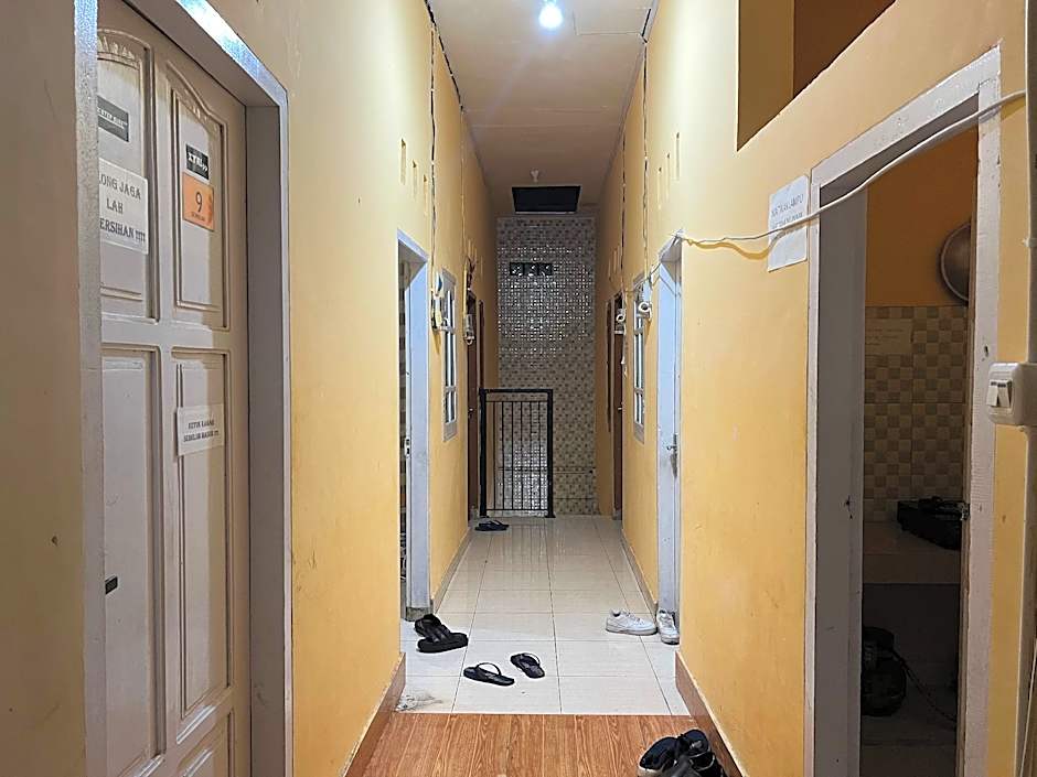 OYO 93412 Kost Irma Syariah Near UPTD SMP Negeri 8 Parepare