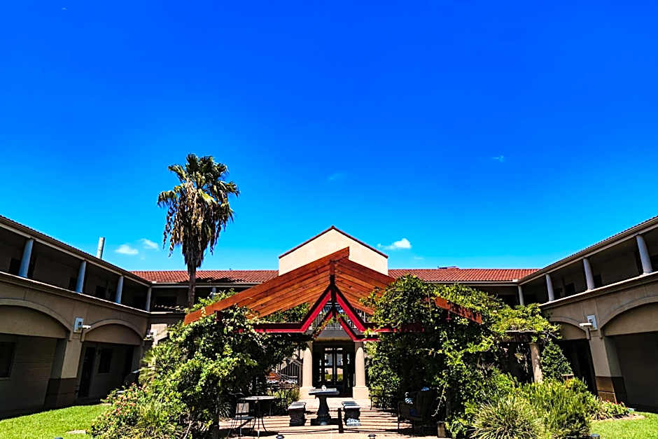 Vineyard Court Designer Suites Hotel