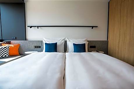 Deluxe Junior Studio