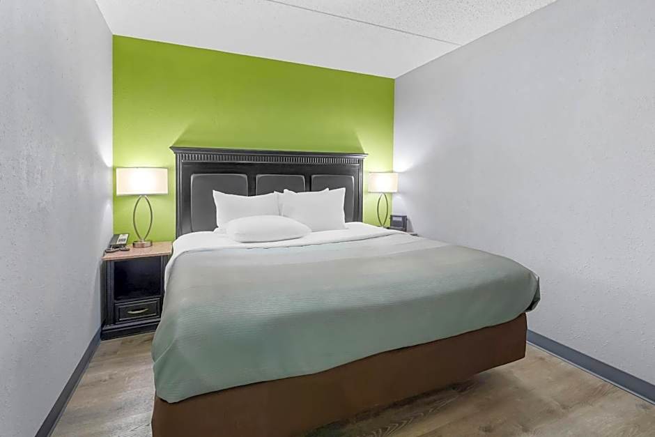 Quality Inn & Suites Gibsonia - Pittsburgh North