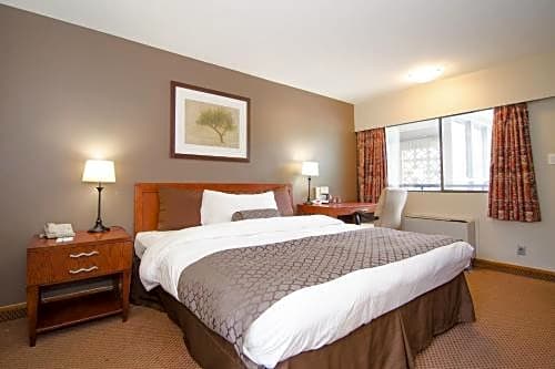 Travelodge by Wyndham Vancouver Lions Gate