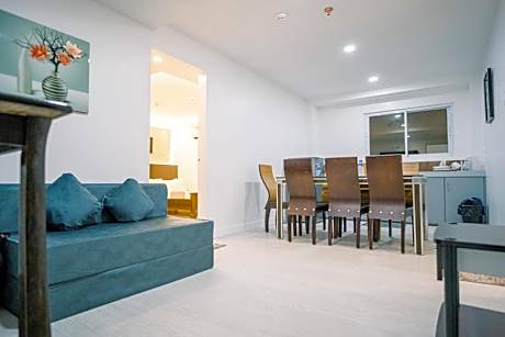 Deluxe Queen Suite