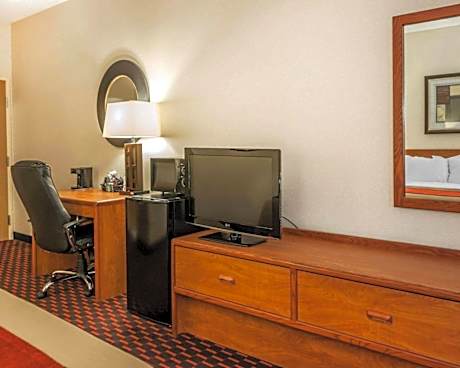 1 King Bed, Nonsmoking, Accessible
