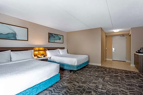 2 Queen Mobility Accessible W/Bathtub