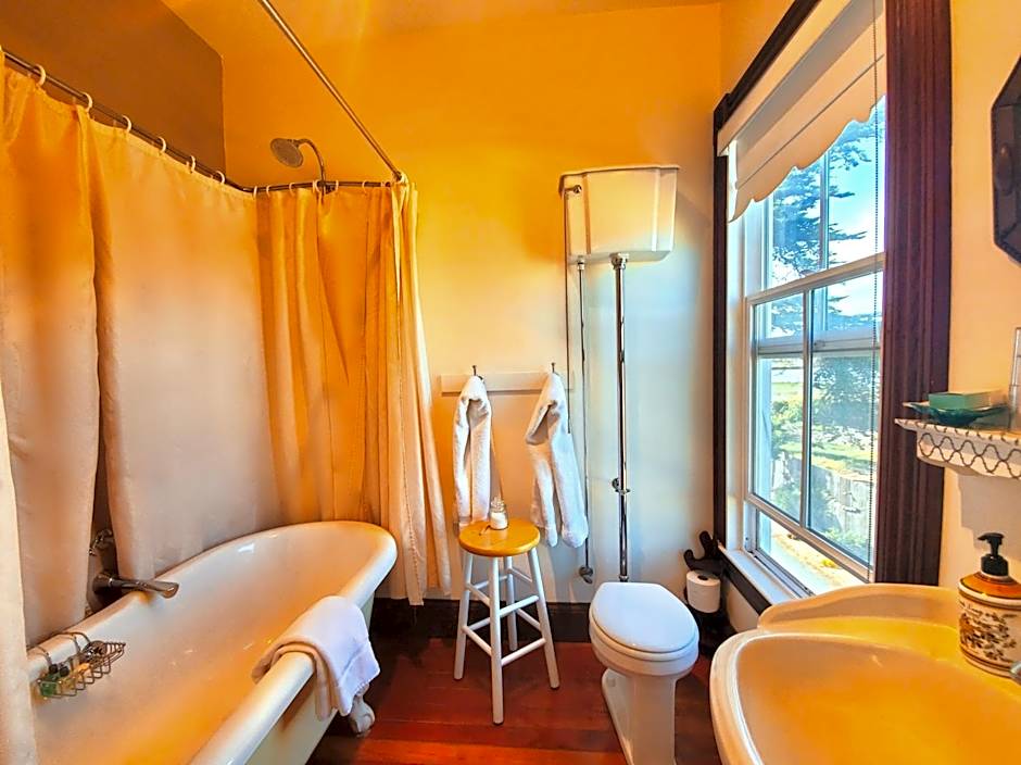 Captain's Inn at Moss Landing