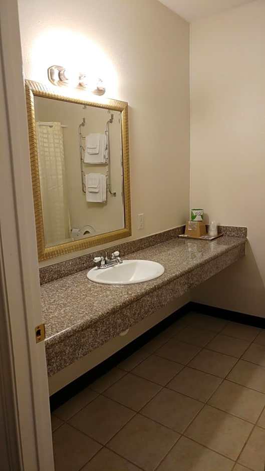 Country Regency Inn & Suites