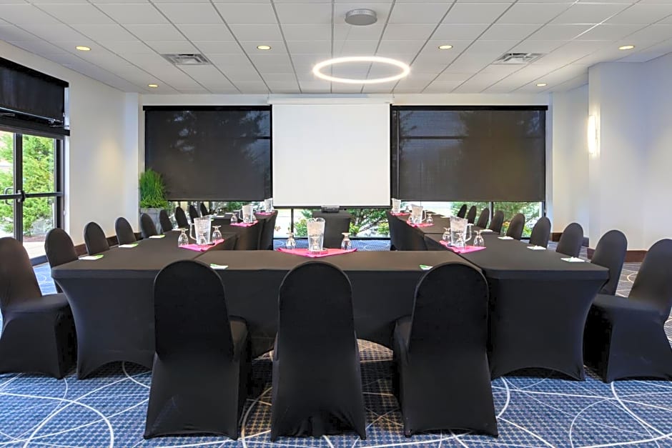 Holiday Inn and Suites Charleston West by IHG