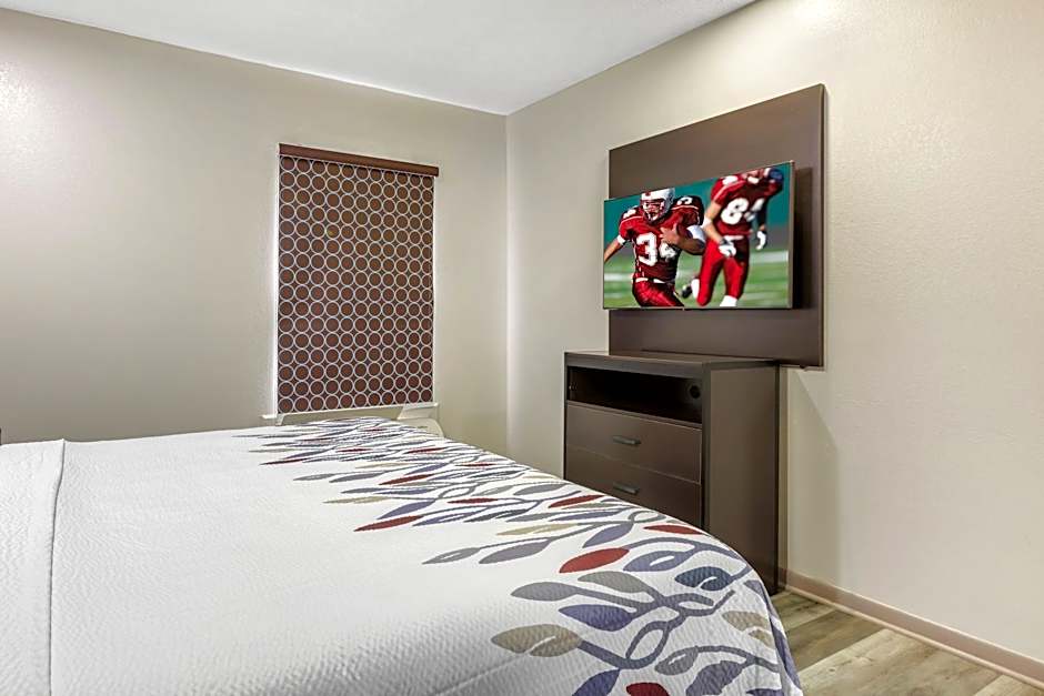 Red Roof Inn & Suites Clinton, MS