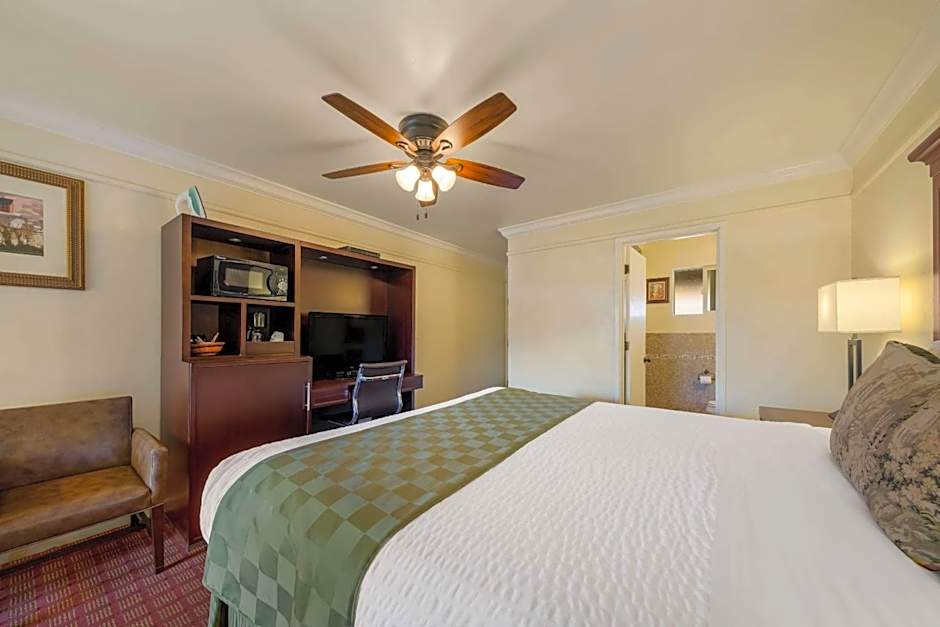 Clarion Collection Carmel Oaks Inn