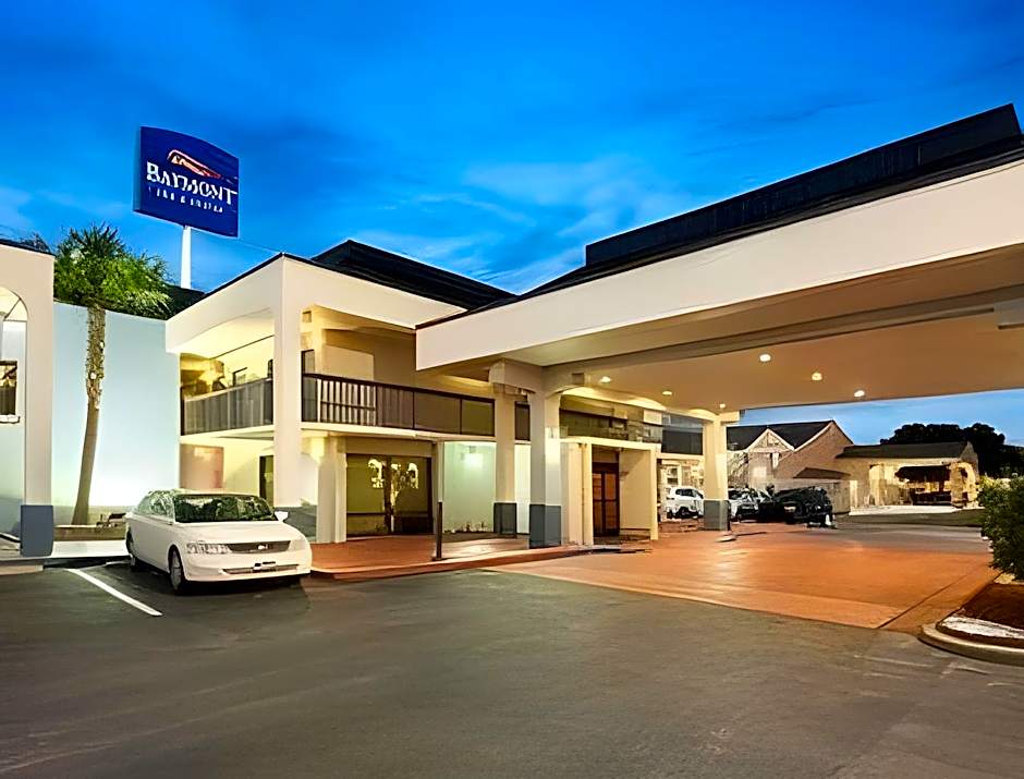 Baymont Inn & Suites Florence by Wyndham – Florence, SC