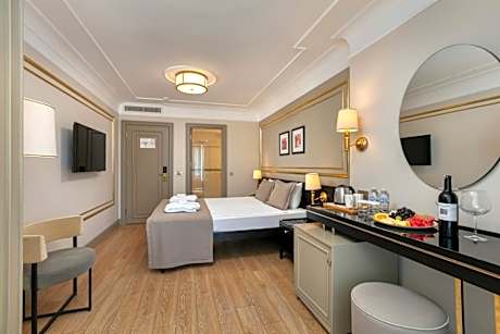 Deluxe Double Room with Side Sea View