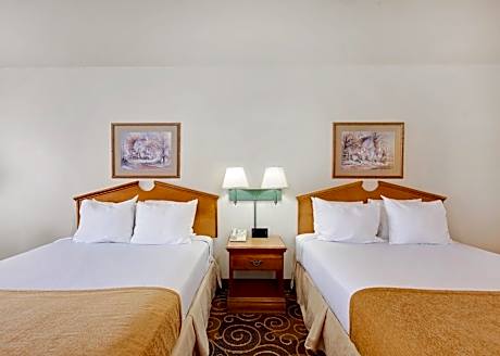 Queen Room with Two Queen Beds and Bath Tub - Mobility/Hearing Accessible - Non-Smoking
