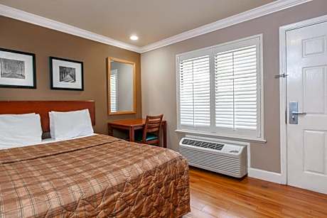 Queen Room - Smoking