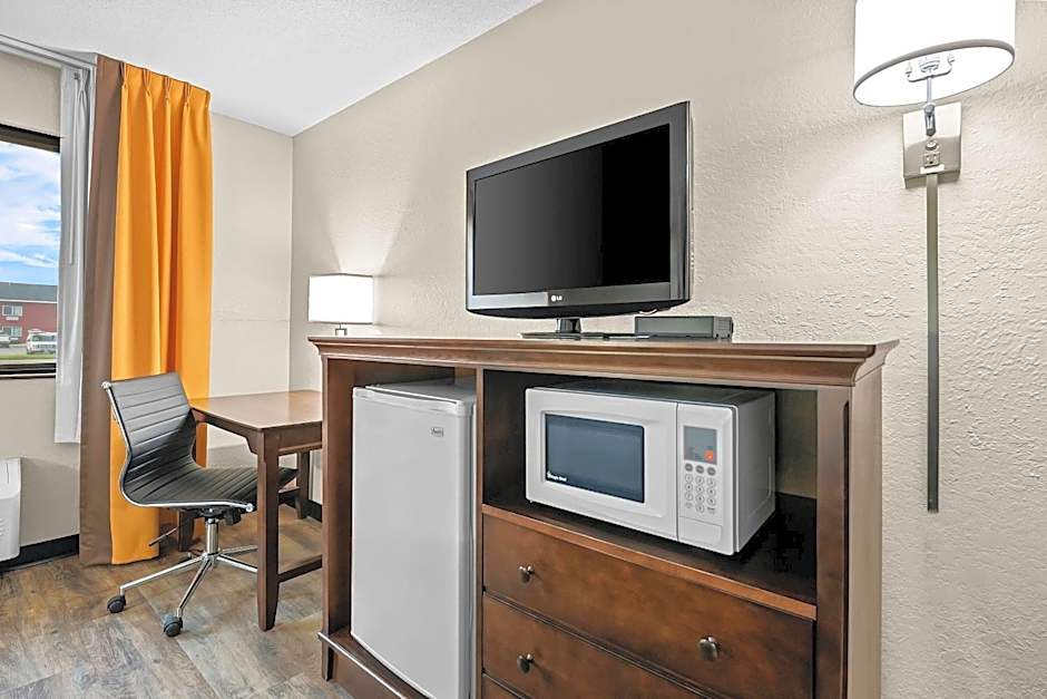 Super 8 by Wyndham Alexandria MN