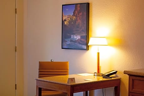 Suite-1 King Bed Non-Smoking Microwave And Refrigerator Sofa Wi-Fi Full Breakfast