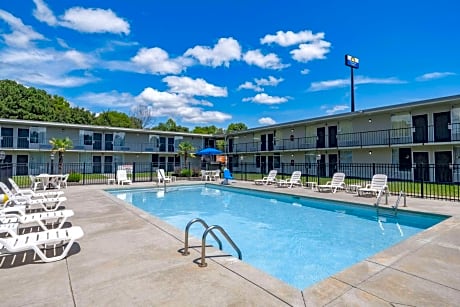Days Inn and Suites by Wyndham Oxford