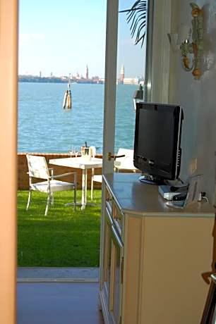 Suite lagoon view and garden x4